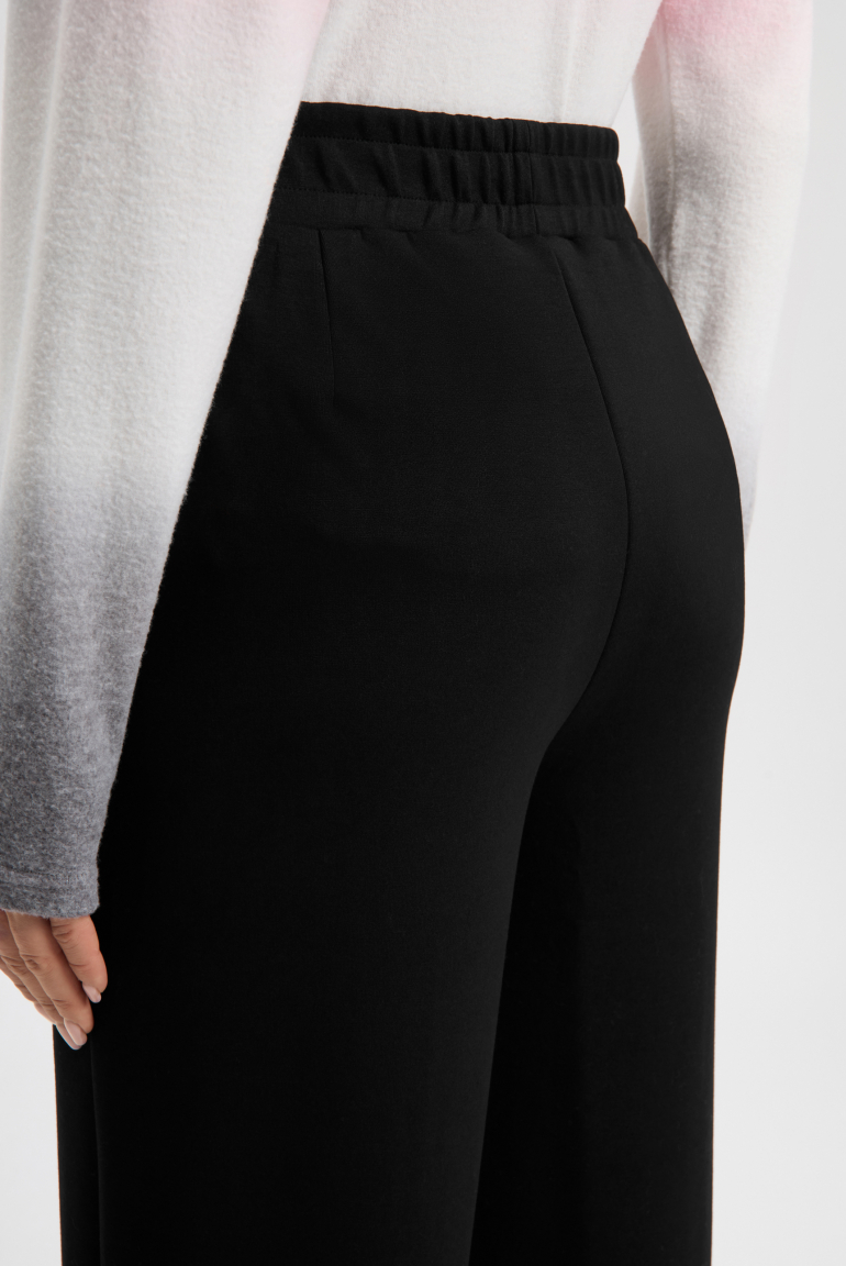 Široké kalhoty s elastickým pasem a prošíváním