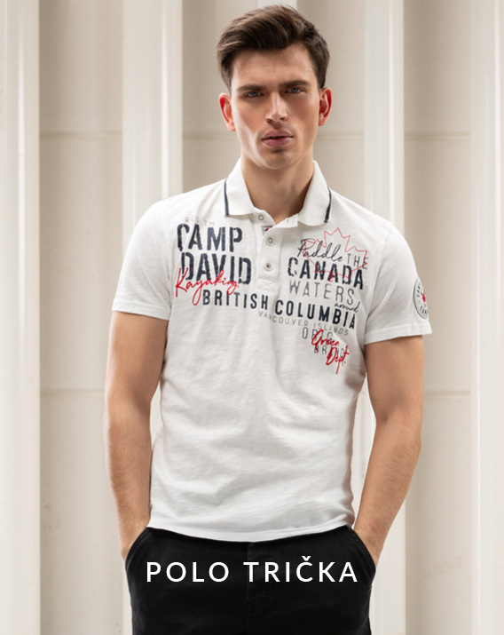model ma na sobe polo tričko