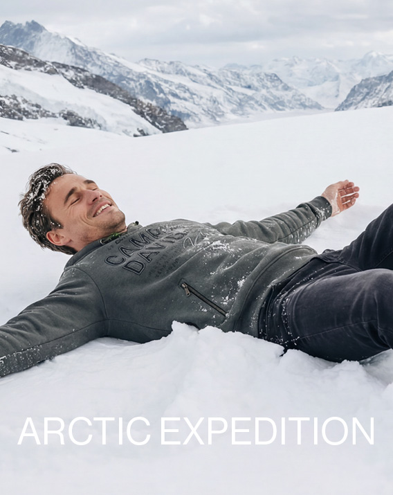 Model na sněhu oblečený do outfitu z kolekce Arctic-Voyage
