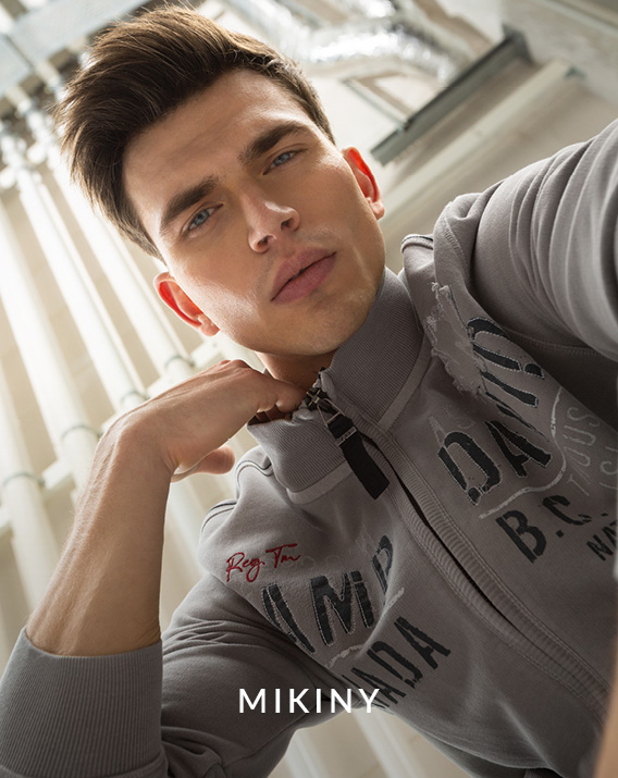 model ma na sobě oblečeni z nove sport kolekce